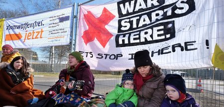 Atomwaffengegner blockieren am 26. März 2015 den Bundeswehr-Flie...