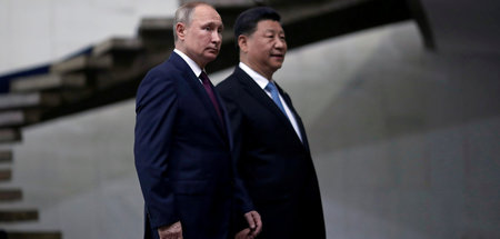 Russlands Präsident Wladimir Putin und sein chinesischer Amtskol...