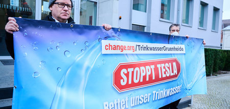 Protest vor dem Verwaltungsgericht gegen den Wasserraub durch da...