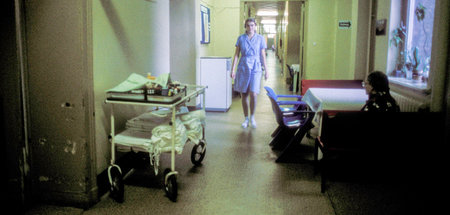 Kurz vor dem Einzug des Profitprinzips: Flur eines Krankenhauses...