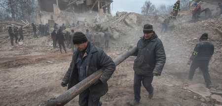 Aufräumarbeiten, nachdem russische Truppen eine ukrainische Mili...