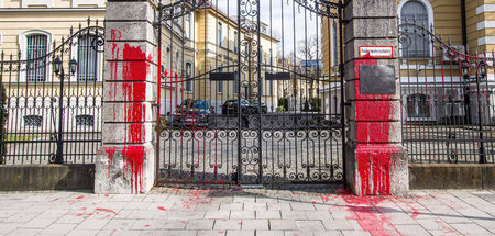 Das Portal des russischen Konsulats in München wurde mit roter F...