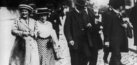 In Friedenszeiten – Clara Zetkin und Rosa Luxemburg auf dem Weg ...