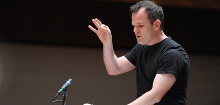 Oder die Alpen sehen? François-Xavier Roth bei der Arbeit