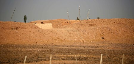 Sandwall durch die Westsahara: Marokkanische Truppen halten Teil...