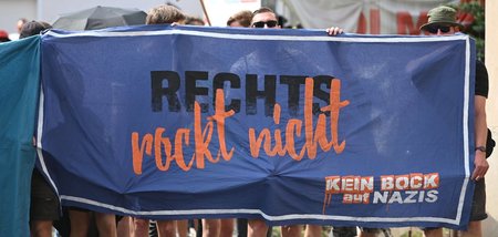 Protest der Initiative »Rechts rockt nicht!« gegen Nazimusikfest...