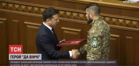 Wolodymyr Selenskyj verleiht im ukrainischen Parlament Dmytro Ko