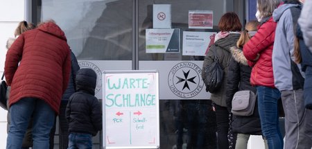 Warteschlage vor Coronatestzentrum (Heidenau/Sachsen, 7.3.2022)