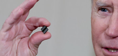 Klein, aber teuer: US-Präsident mit Halbleiterchip im Februar 20... Klein, aber teuer: US-Präsident mit Halbleiterchip im Februar 20...