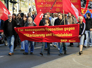 Mitglieder der DKP-Berlin am 1. Mai 2007 auf der Demonstration d...