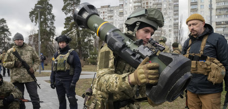 Ukrainische Territorialverteidigung mit NLAW-Panzerabwehrwaffe a... Ukrainische Territorialverteidigung mit NLAW-Panzerabwehrwaffe a...