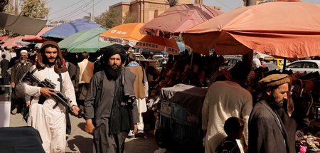 Taliban-Patrouille auf Markt in Kabul (3.10.2021)