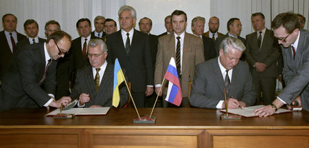 Der russische Präsident Boris Jelzin (r.) und Leonid Krawtschuk,...