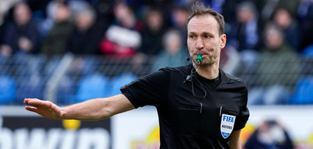 Schiedsrichter Bastian Dankert gibt Anweisungen Schiedsrichter Bastian Dankert gibt Anweisungen