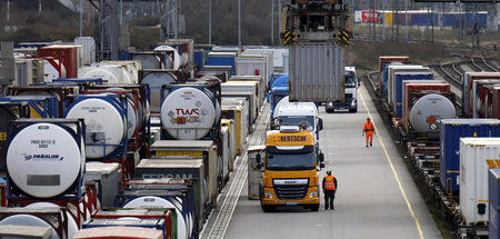 Bereits vor Kriegsbeginn stockte der Warenverkehr: Containerumsc... Bereits vor Kriegsbeginn stockte der Warenverkehr: Containerumsc...