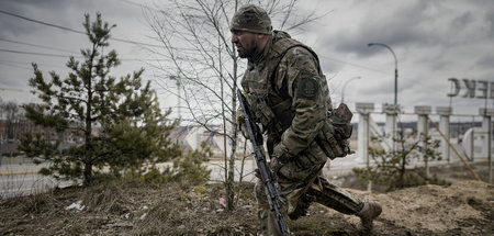 Die Aufrüstung geht weiter: Ein ukrainischer Soldat bringt sich ...