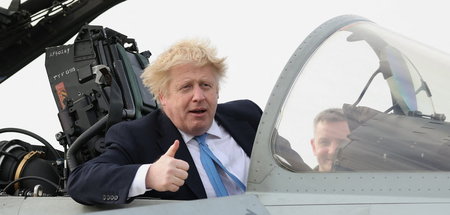 Daumen hoch: Kriegsprofiteur Johnson in einem Kampfjet in Waddin...