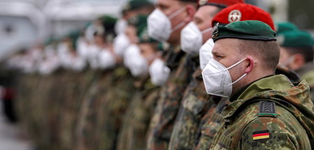 Für die Bundeswehr sollen künftig zwei Finanztöpfe zur Verfügung... Für die Bundeswehr sollen künftig zwei Finanztöpfe zur Verfügung...