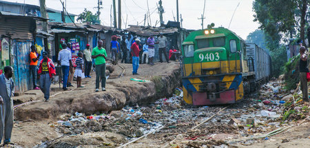 Ein Zug fährt durch einen Slum in Kenia: »Verzockt«