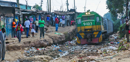 Ein Zug fährt durch einen Slum in Kenia: »Verzockt« Ein Zug fährt durch einen Slum in Kenia: »Verzockt«