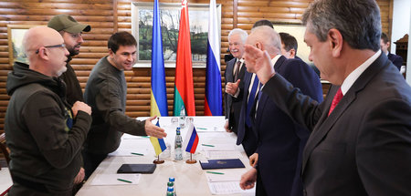 Die Delegationen Kiews (l.) und Moskaus am 3. März bei den Verha... Die Delegationen Kiews (l.) und Moskaus am 3. März bei den Verha...