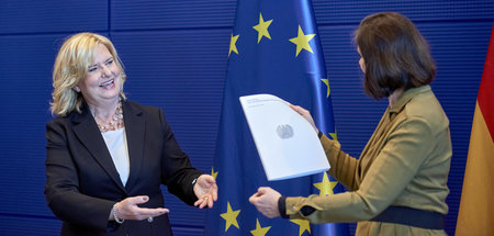Wehrbeauftragte Eva Högl (l.) übergibt den Jahresbericht 2021 an... Wehrbeauftragte Eva Högl (l.) übergibt den Jahresbericht 2021 an...