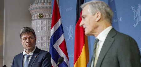 Jonas Gahr Store (r), Ministerpräsident von Norwegen, und Robert