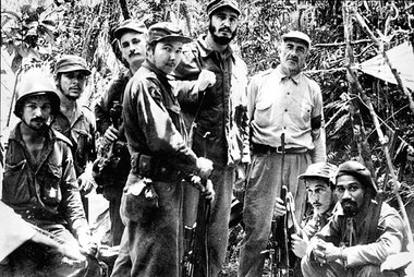 Fidel Castro (M.) mit seinen Genossen Guillermo Garciá, Che Guev...