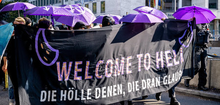 Feministischer Protest gegen den Aufmarsch von Abtreibungsgegner...