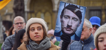 Falsche Gleichung: Protestierende in London mit dem Cover des Ti...