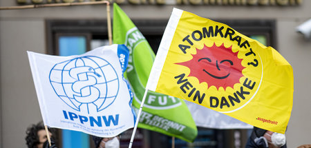 IPPNW-Aktivisten während einer Protestkundgebung gegen die Atomk...