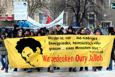 Etwa 150 Demonstranten forderten am Mittwoch in Dessau Aufklärun...