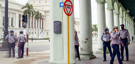 Polizeikräfte sorgen vor dem Kapitol in Havanna für Ordnung (14....
