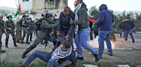Israelische Einsatzkräfte greifen auf der besetzten Westbank pal...