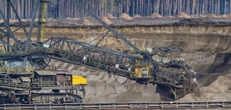 Bagger im Tagebau Jänschwalde 2021: LEAG hat zuviel Grundwasser ...