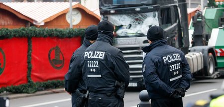 Das Tatfahrzeug auf dem Breitscheidplatz (20.12.2016) Das Tatfahrzeug auf dem Breitscheidplatz (20.12.2016)