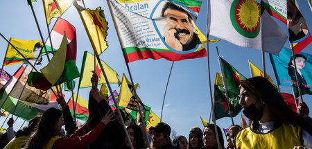 Fahne mit dem Bild Abdullah Öcalans. Seiner Freiheit war das New...