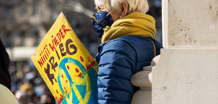 Statement in Gelb und Blau: Friedensdemonstration in Frankfurt a...