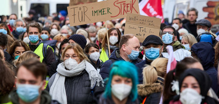 »Woll´n nicht Geld oder Malle, sondern TVL für alle«: AWO-Beschä...