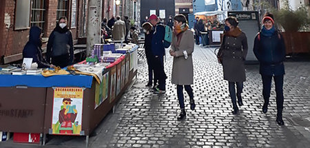Die Bücher leben auf der Straße auf – Werk 2 Kulturfabrik Leipzi... Die Bücher leben auf der Straße auf – Werk 2 Kulturfabrik Leipzi...
