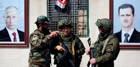 Andernorts wird kooperiert: Syrische und russische Soldaten an e... Andernorts wird kooperiert: Syrische und russische Soldaten an e...