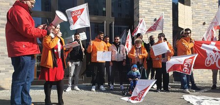 »Together we fight!« Demo vor der Zentrale mit Sarah El Hussein ...