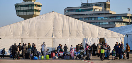 Warten auf die Registrierung: Geflüchtete auf dem Gelände des fr... Warten auf die Registrierung: Geflüchtete auf dem Gelände des fr...