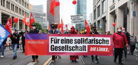 Die Linke auf einer Demonstration des »Unteilbar«-Bündnisses (Be...