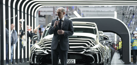Show mit Scholz: Bundeskanzler während der Eröffnung der Tesla-G...
