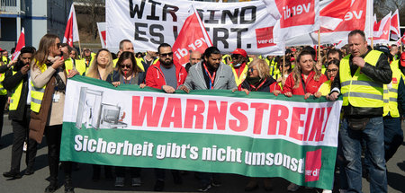 Der Flugverkehr wurde durch die Streiks am Dienstag in weiten Te...