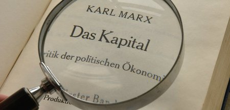 In Regelmäßigkeit wird auch hier marxistisches Vokabular benutzt...