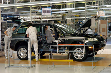 Der VW Touareg verwandelt in nur hundert Kilometern zwölf Liter ...