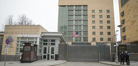 Sicherheitspersonal vor der US-Botschaft in Moskau (20.4.2021)