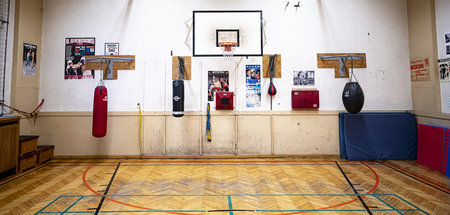 Berliner Turnhalle, in der Doha Taha Beydoun mit ihren Boxerinne...
